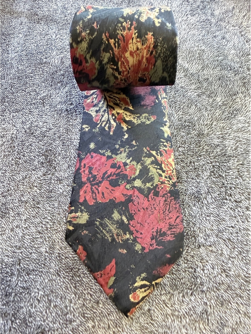 Essentia Men's Silk Tie with Abstract Floral Pattern